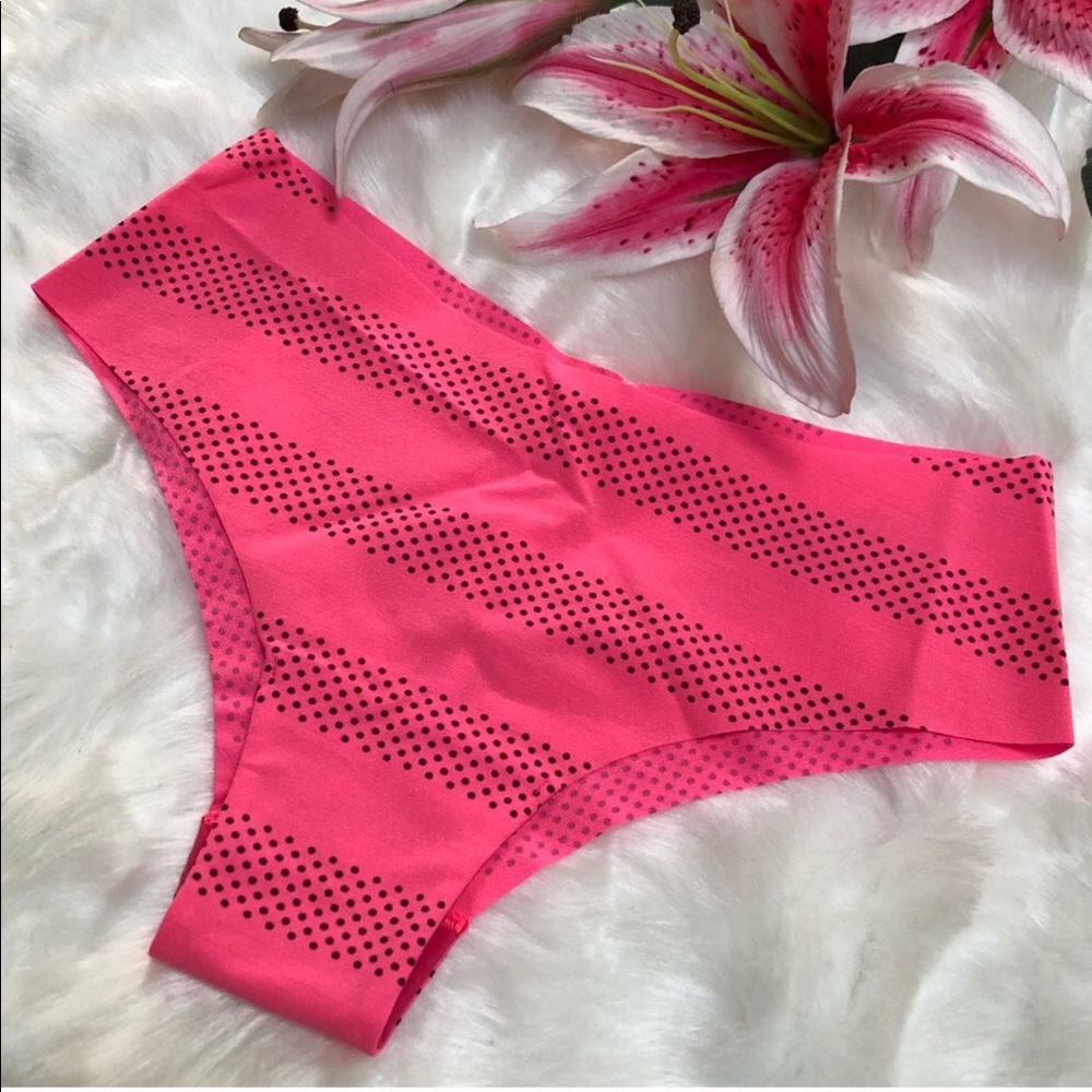 Pink Victoria’s Secret No-show Cheekster Pink szS
